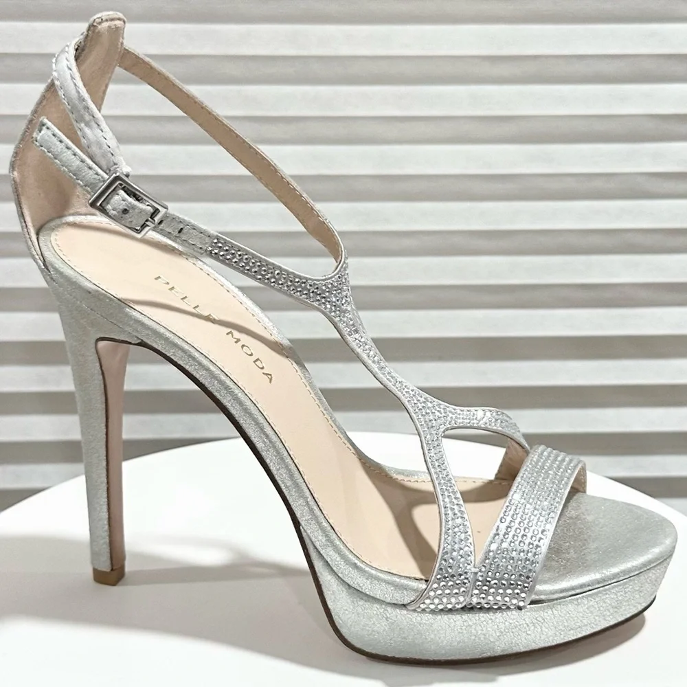 🌸PELLE MODA🌸 Onora T-strap Sandal In Silver Size: 7M